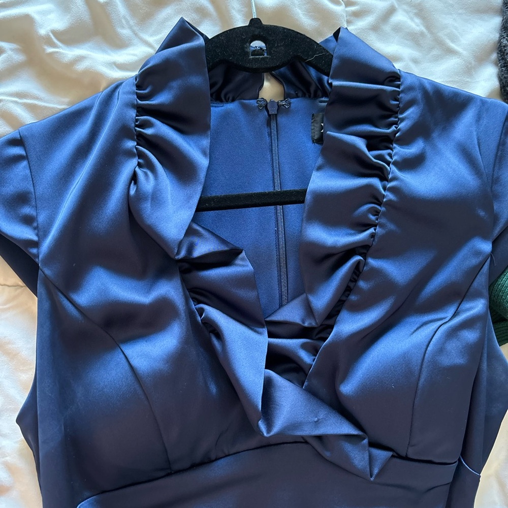 Sapphire Satin Évent Dress